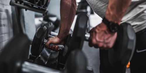 <h1>Masteron Propionato: Guida Completa a uno Steroide Potente per il Bodybuilding” title=”</p>
<h1>Masteron Propionato: Guida Completa a uno Steroide Potente per il Bodybuilding” style=”margin:5px;” /></div>
<h2>Modalità di somministrazione e dosaggi</h2>
<p>Il <strong>Masteron Propionato</strong> viene tipicamente somministrato attraverso iniezioni intramuscolari. La frequenza di somministrazione consigliata è di circa 2-3 volte a settimana, data la sua breve emivita. Per quanto riguarda i dosaggi:</p>
<ul>
<li><strong>Principianti:</strong> tra 100 e 200 mg a settimana.</li>
<li><strong>Atleti intermedi o avanzati:</strong> tra 200 e 400 mg a settimana.</li>
<li><strong>Uso terapeutico:</strong> consultare sempre un medico o uno specialista prima di iniziative di dosaggio.</li>
</ul>
<h2>Effetti collaterali e precauzioni</h2>
<p>Come tutti gli steroidi, anche il <strong>Masteron Propionato</strong> può comportare alcuni effetti collaterali, sebbene generalmente siano meno pronunciati rispetto ad altre sostanze. È importante essere consapevoli di questi rischi:</p>
<ul>
<li><strong>Disturbi androgenici:</strong> acne, perdita di capelli, aggressività.</li>
<li><strong>Squilibri ormonali:</strong> possibile soppressione della produzione endogena di testosterone.</li>
<li><strong>Problemi cardiovascolari:</strong> aumento della pressione sanguigna e alterazioni nei lipidi nel sangue.</li>
<li><strong>Reazioni locali:</strong> dolore o infiammazione nel sito di iniezione.</li>
</ul>
<p>Per minimizzare i rischi, è consigliabile seguire attentamente le indicazioni di un professionista e sottoporsi a controlli medici regolari.</p>
<h2>Conclusioni e considerazioni finali</h2>
<p><strong>Il Masteron Propionato</strong> rappresenta una delle scelte più popolari tra gli steroidi per la definizione muscolare, grazie alla sua efficacia nel migliorare durezza e aspetto tonico senza causare eccessivi effetti collaterali estrogenici. La sua natura a breve durata d’azione richiede una somministrazione frequente, ma permette un buon controllo sui livelli nel sangue.</p>
<p>Se desideri integrare il <strong>Masteron Propionato</strong> nel tuo ciclo di preparazione fisica, assicurati di acquistarlo da fonti affidabili e di rispettare le dosi raccomandate. Ricorda sempre che il supporto di un medico o di un esperto è fondamentale per garantire sicurezza ed efficacia.</p>
<p>Per acquistare <a href=